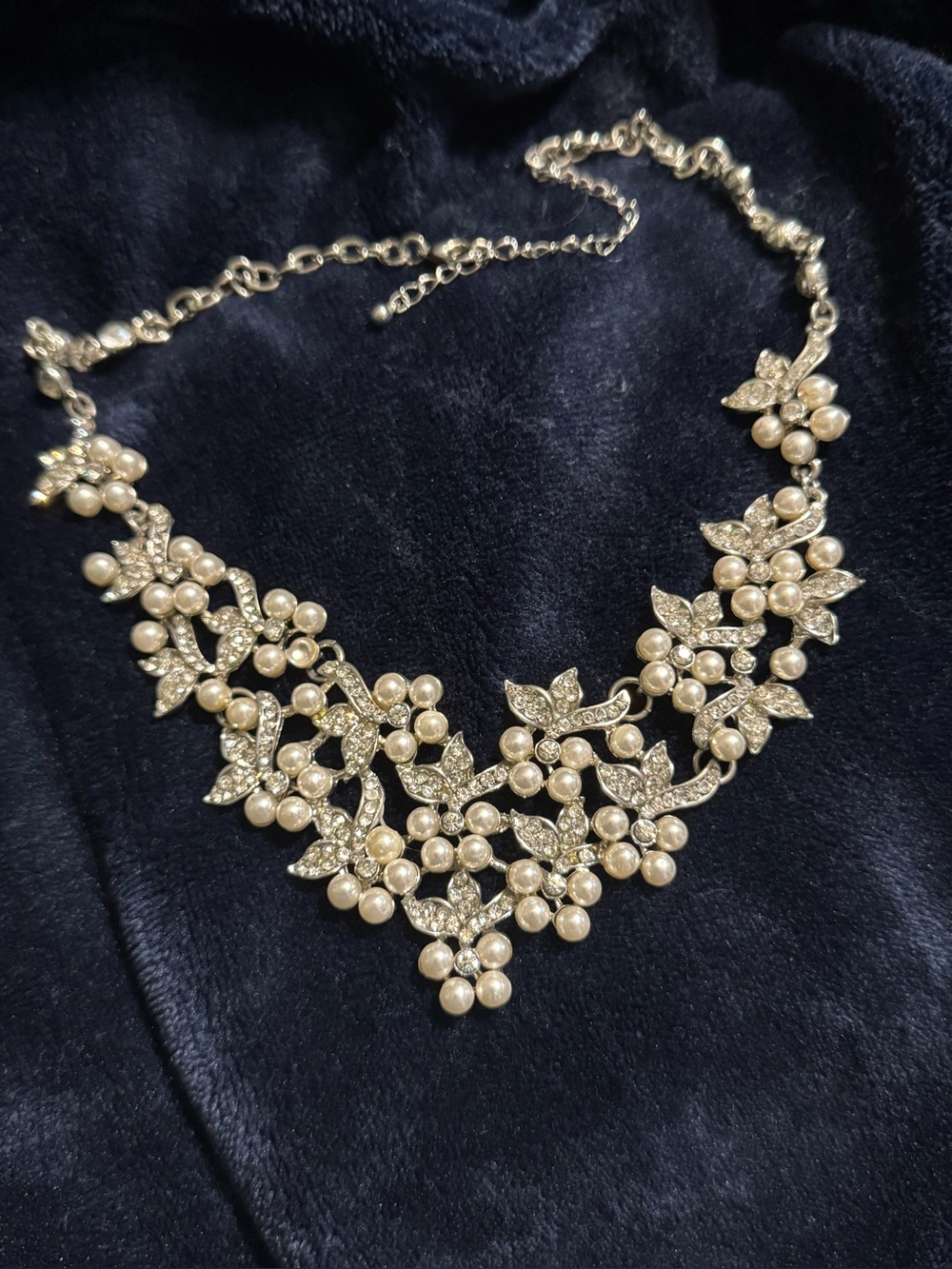 Elegant silver-tone and White Pearl Necklace #wedding jewelry